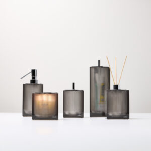 Lux Tampa Inox, Porta Sabão Líquido 03 kit (S.Líq/Alg e Cot/Esc. Fech/Difusor) + Porta Velas c/Vela, Resina/Inox Pol